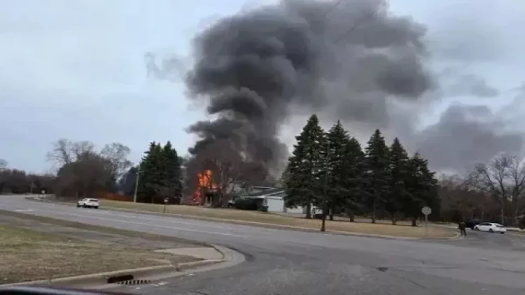 Təyyarə yaşayış evinə çırpıldı