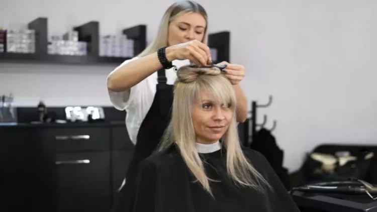 50 yaşdan yuxarı qadınlar üçün eleqant saç düzümü: 10 YAŞ CAVANLAŞIN - FOTOlar