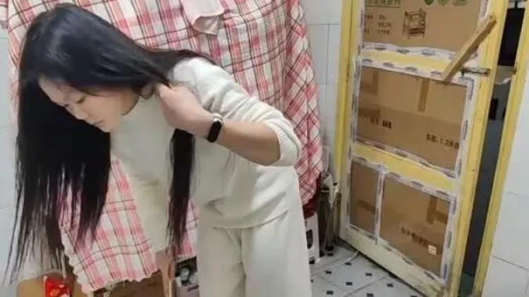 Mebel mağazasında satıcı işləyən qız kirayə puluna görə tualetdə yaşayır - FOTOlar