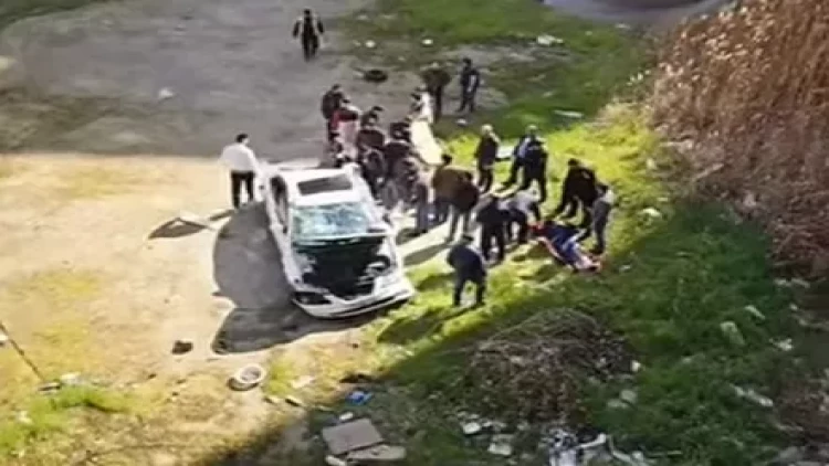 Bakıda avtomobil dərəyə düşdü - FOTO