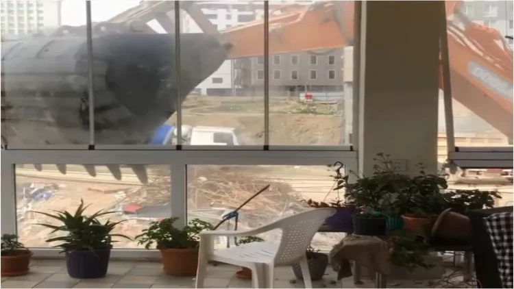 Yasamalda sökülən yaşayış evinin dağıntıları altında qalan olub? - AÇIQLAMA