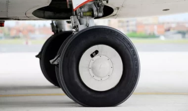 Hava limanında eniş zamanı An-124 yük təyyarəsinin şassisi yandı