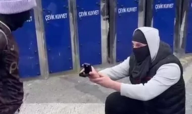 Mitinqdə sevgilisinə evlilik təklifi etdi