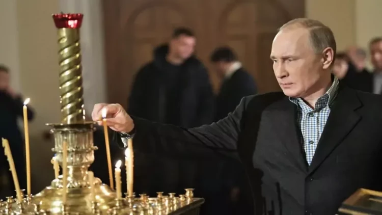 Putin kilsəyə gedib, görün kimin üçün dua edib