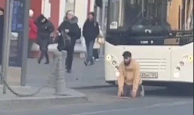 Avtobusu saxlayıb, yolun ortasında namaz qılan sürücü cəzalandırıldı