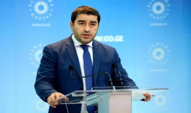 Fransa səfirini “kar olmamağa” çağırdı