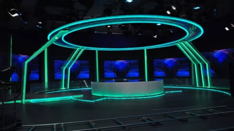 Xəbər aparıcısının canlı yayımda ÇƏTİN ANLARI - VİDEO