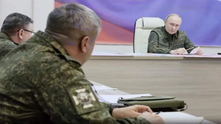 Putin hərbi formada müharibə bölgəsinə getdi - VİDEO