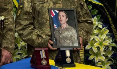 3 il sonra nəşi verilən komandirə rəqs edərək vida etdilər - VİDEO