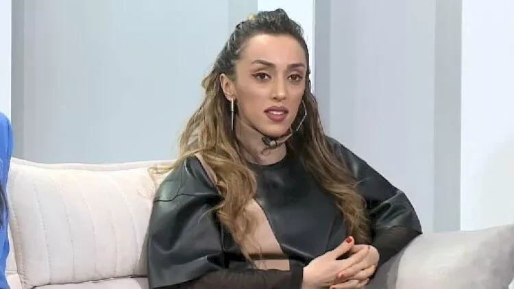 Canlı yayımda ərinin corablarını yudu - VİDEO