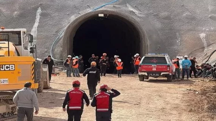 Türkiyədə qatar inşaat sahəsinə qaya düşdü - Ölən və yaralanan var - VİDEO