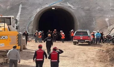 Türkiyədə qatar inşaat sahəsinə qaya düşdü - Ölən və yaralanan var - VİDEO