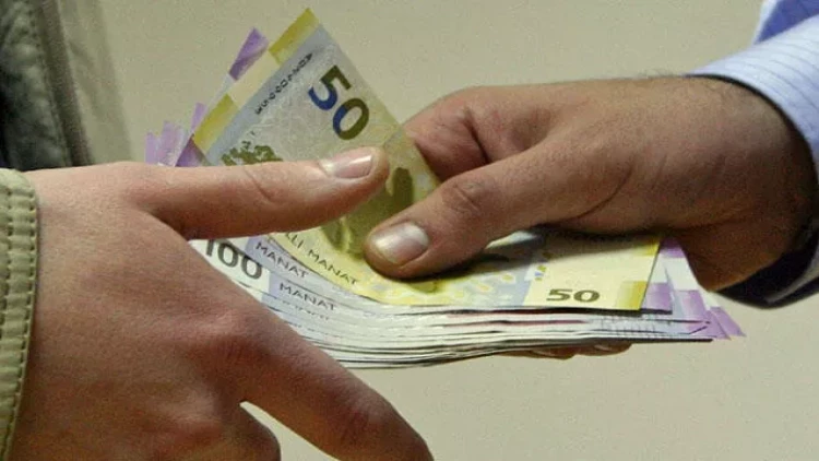 Bu universitet bütün xanım işçilərinə 300 manat verdi