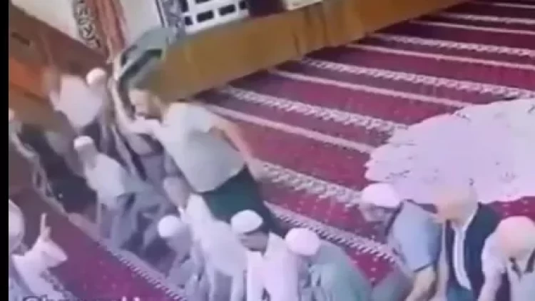Məsciddə namaz qılan şəxsi stulla döydü - verilən reaksiya gündəm oldu - VİDEO