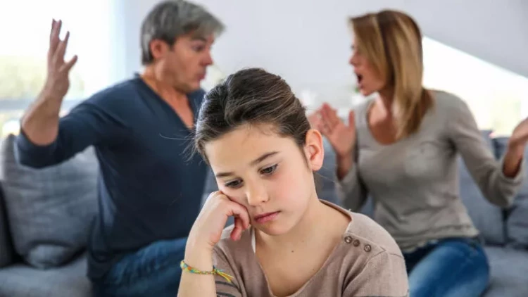 Sərbəstliyə və alimentə görə qadın boşanmaq üçün iki ayağını bir başmağa dirəyir - DEPUTAT