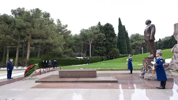 Qazaxıstanın Baş naziri Fəxri xiyabanda Ulu Öndər Heydər Əliyevin xatirəsini anıb - FOTO