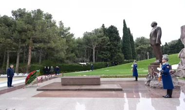 Qazaxıstanın Baş naziri Fəxri xiyabanda Ulu Öndər Heydər Əliyevin xatirəsini anıb - FOTO