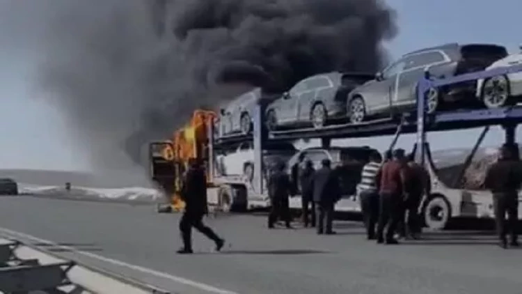 Bakıya gətirilən bahalı avtomobillər yandı