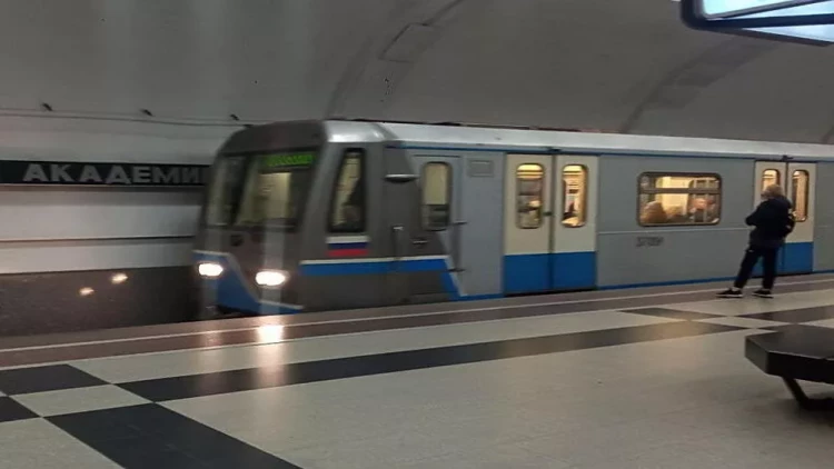 Moskvada metrosunda qatarın altına yıxılan uşaq möcüzəvi şəkildə sağ qaldı - ANBAAN VİDEO