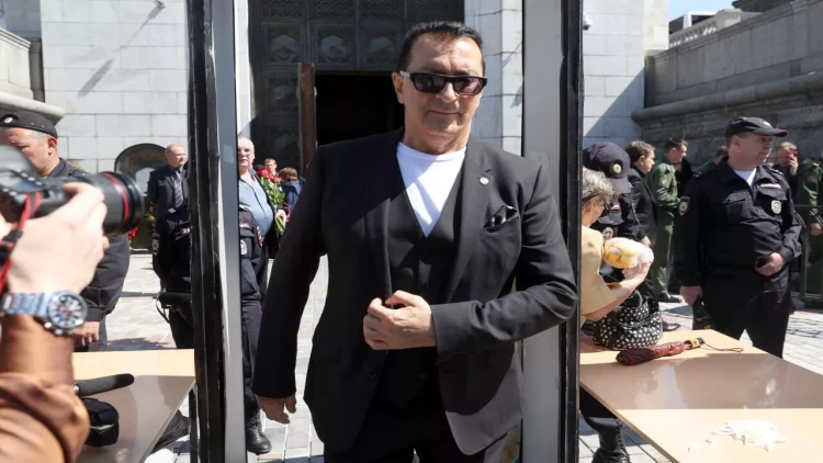 Rusiyanın xalq artisti 61 yaşlı piyadanı vurdu - Hadisə yerindən qaçdı - FOTOlar