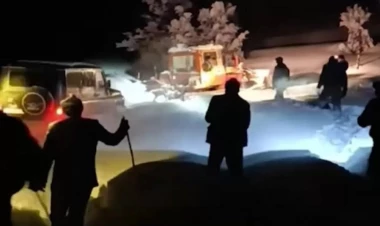 Lerikdə yeniyetmənin halı pisləşdi - Bütün kənd onun üçün qarı təmizləyib yol açdı - VİDEO