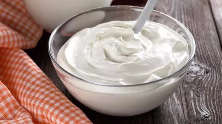 Qatıq mayalayarkən 1 qaşıq əlavə edin: Ləzzətin RESEPTİ