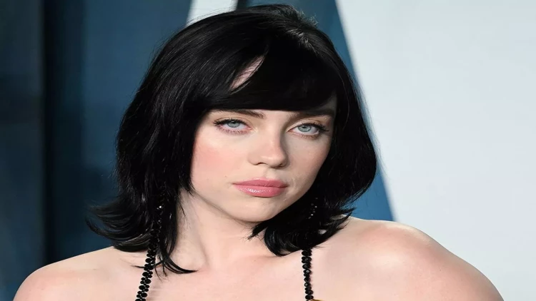 Müğənni konsert verəcəyi ölkəyə biabırçı geyimdə getdi - FOTO