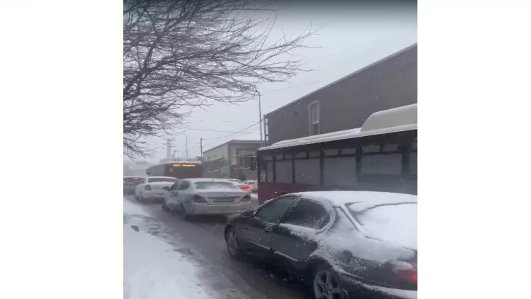 Bakının bu ərazisində yollar keçilməz oldu - avtomobillər hərəkət edə bilmir - VİDEO