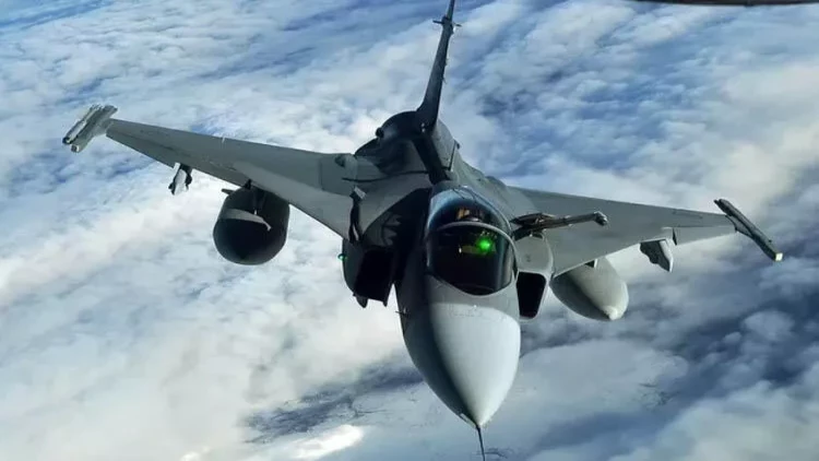 İsrail qırıcıları Hizbullah bazalarını vurdu