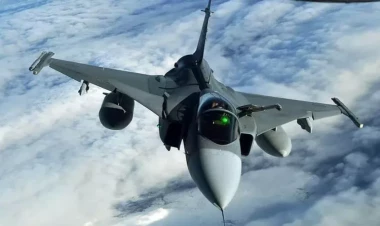 İsrail qırıcıları Hizbullah bazalarını vurdu