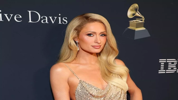 Paris Hilton geyimlərini satır - pulunu onlara xərcləyəcək