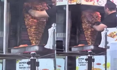 Dönərçi elə hərəkət etdi ki... - Anbaan kameraya çəkdilər - VİDEO