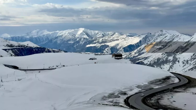 Qar uçqununa görə yollar bağlandı - Rusiya ilə Gürcüstan arasındakı əlaqə kəsildi