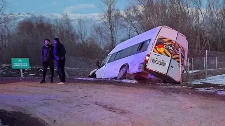 Türkiyədə şagirdləri daşıyan avtobus kanala aşdı - Yaralılar var