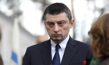 Keçmiş baş nazirə “yumurta hücumu” - VİDEO