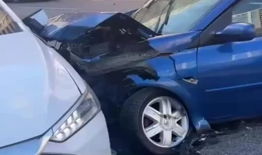 Çin avtomobili ilə toqquşan maşın görün nə hala düşdü - VİDEO