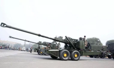 Ermənistan sərhədə haubitsa və hərbçilərini daşıyır? - VİDEO