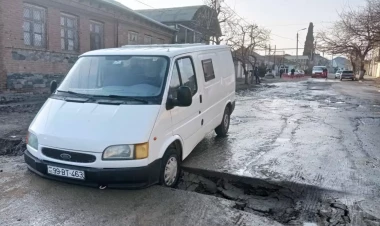 Yol ÇÖKDÜ - “Ford” xəndəyə düşdü - FOTO