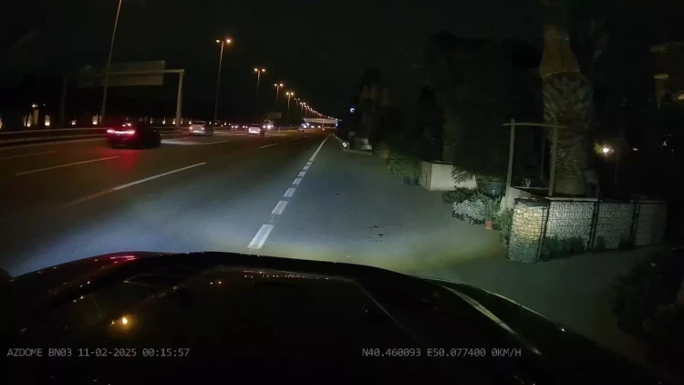 Aeroport yolunda maşınları saxladıb 50 manat istəyir - 