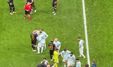 Hakim səhv etdi, “Qalatasaray”ın rəqibi meydanı tərk etdi - VİDEO