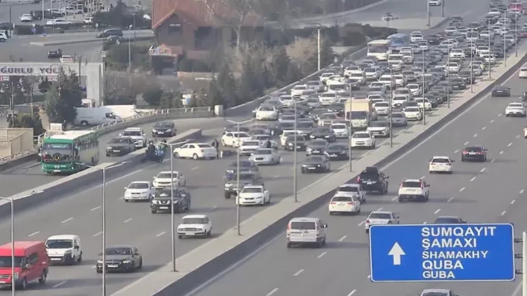 Qəza səbəbindən Bakı-Sumqayıt şosesində sıxlıq yarandı
