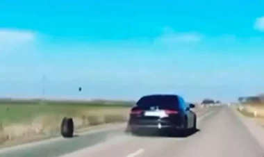 Bu ölkənin Prezidentinin kortejində dəhşətli anlar - avtomobilin təkəri çıxdı - VİDEO