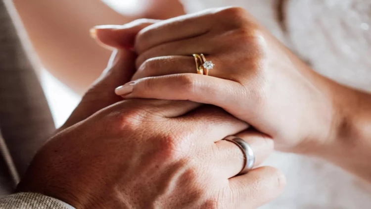 Tanınmış aktrisa iş adamı ilə NİŞANLANDI - FOTO