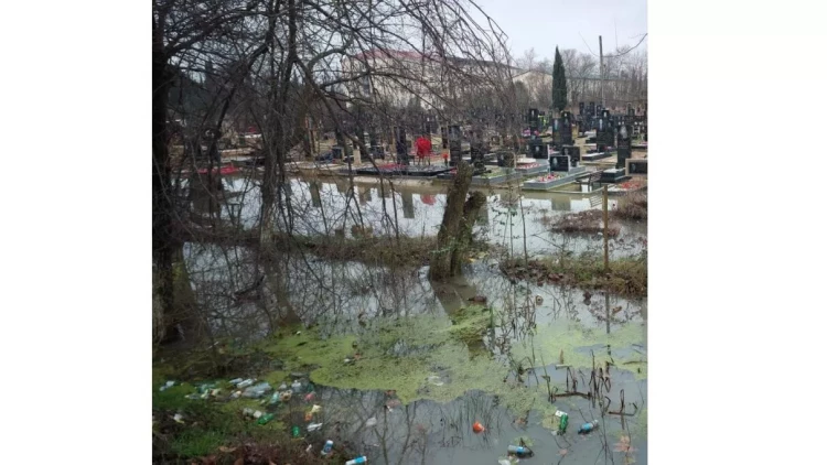 Lənkəranda qəbiristanlığı su basıb - FOTOlar
