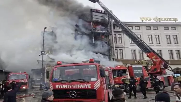 İstanbulda tarixi bazar YANIR - FOTO