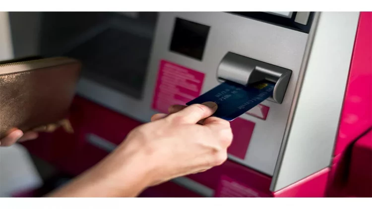 Bank kartından 5000 manat oğurlayan şəxs həbs edildi