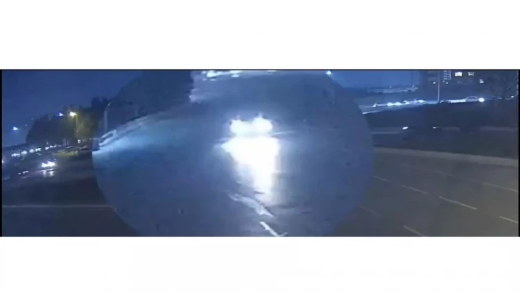 Qadın özünü avtomobilin altına atdı - VİDEO