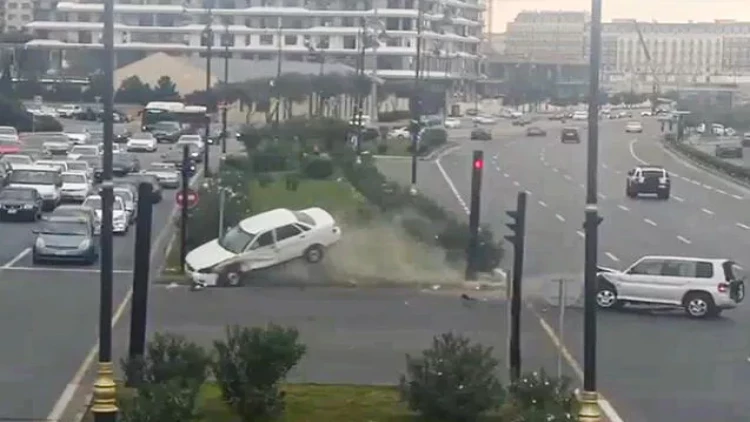 8 Noyabr prospektində avtomobilin aşmasının görüntüləri yayıldı - VİDEO