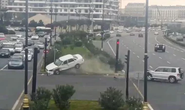 8 Noyabr prospektində avtomobilin aşmasının görüntüləri yayıldı - VİDEO