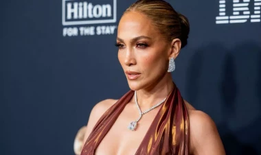 CeyLonun dekolte geyimi diqqət çəkdi - FOTOlar